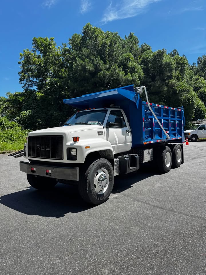 2002 GMC C series's photo