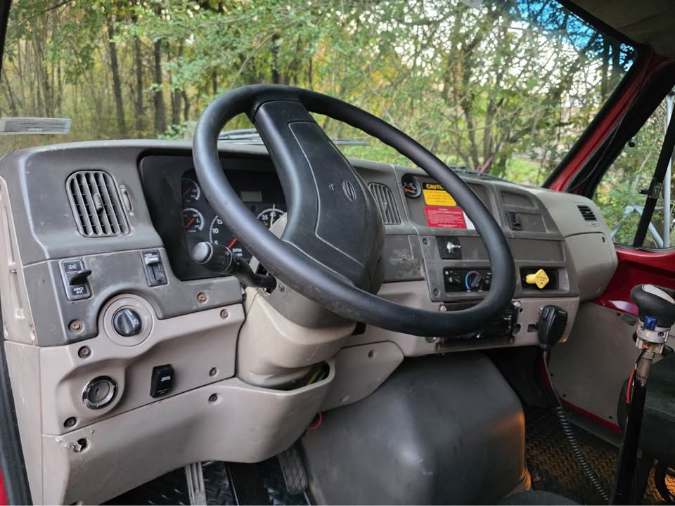 2005 Sterling LT - Photo 7