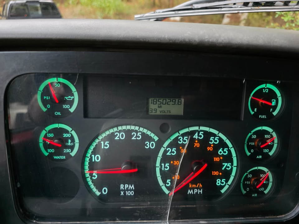 2005 Sterling LT - Photo 9