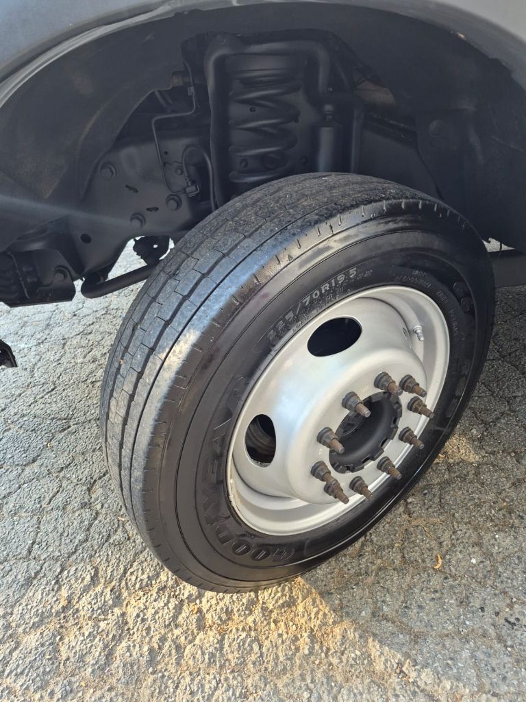 2011 Ford F-550 - Photo 11