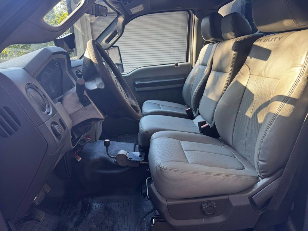 2011 Ford F-550 - Photo 14