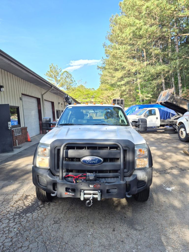 2011 Ford F-550 - Photo 8