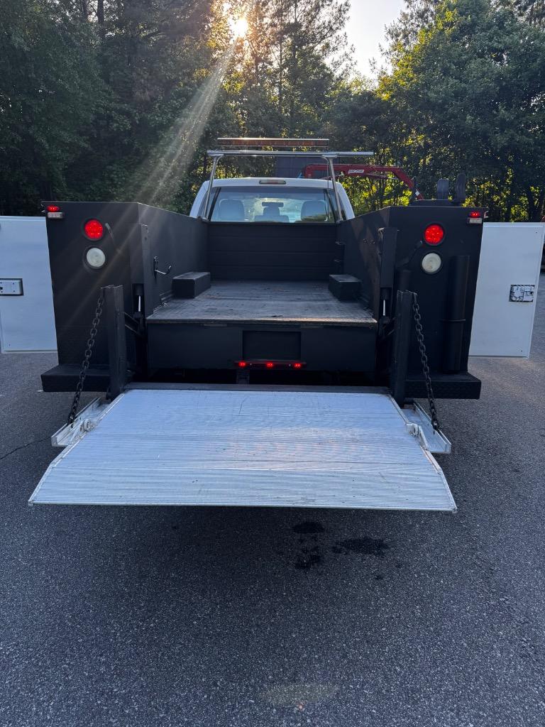 2011 Ford F-350 Super Duty Chassis Cab XL - Photo 11